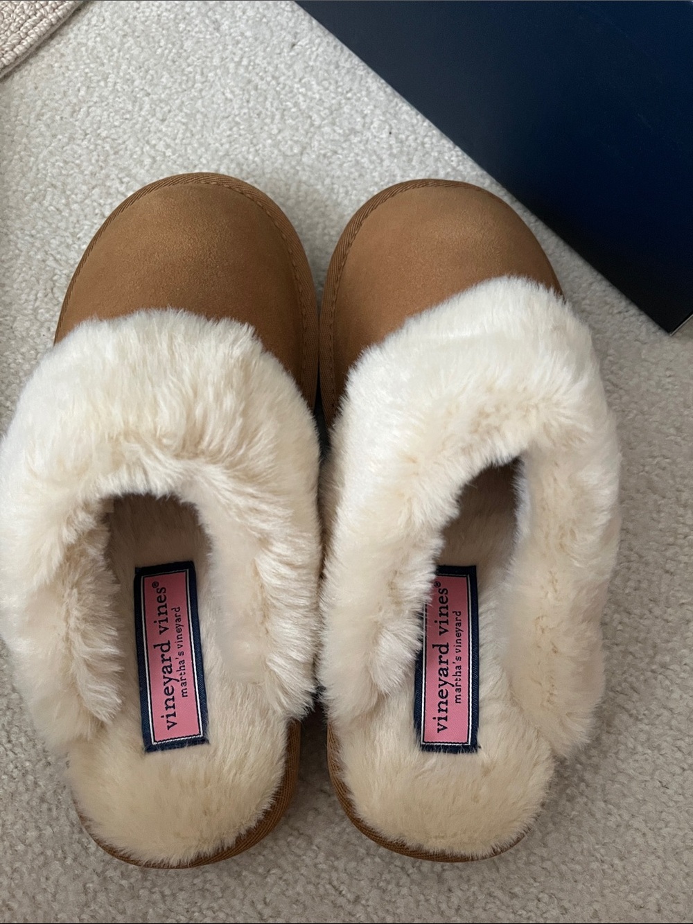Vineyard Vines Tan Suede-Look Slippers with Cream Fur Trim. Cute. Size 8 ladies.